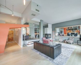 Dtwn Cleveland Loft-Style Condo: Walk to Stadiums! - Cleveland - Living room