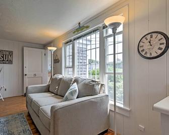 Cape Cod Retreat Patio, Walk to Craigville Beach - Centerville - Living room