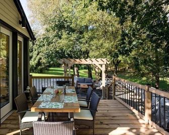 Disconnect From Reality/ River House/Hot Tub/Pet Friendly - Port Burwell - Patio