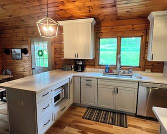 Newly renovated: Million Dollar Mountain View Getaway!! - Middlebury Center - Kitchen