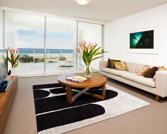 Kirra Surf Apartments - Coolangatta - Living room
