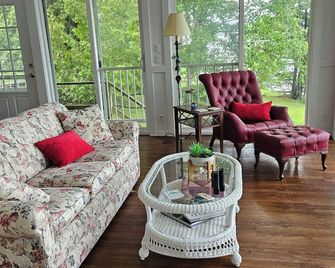 Kay's Haven on Crooked Lake - Petoskey - Living room