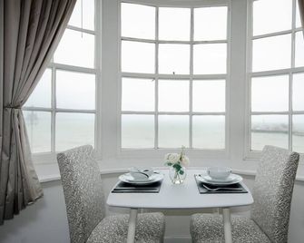 Seaview Regency Apartment With Private Parking - Brighton - Dining room