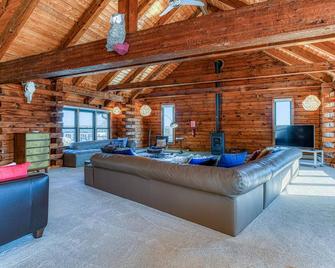 Modern, Artsy, & Lofty Log Home - Wallkill - Sala de estar