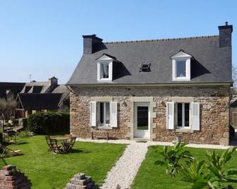 300m from the SEA, Breton house with large garden and sea view - WIFI - Ploubazlanec - Building