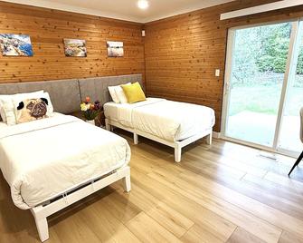 Vancouver Lake City Way Guesthouse 10 min to SkyTrain - Burnaby - Bedroom