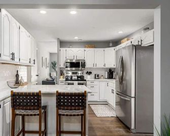 The Gahanna Cabana Hot Tub 5br - Gahanna - Kitchen