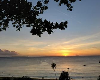 Aguadilla Surfers Lair apt with AC Wifi 8 minute walk to Crashboat beach - Aguadilla - Playa