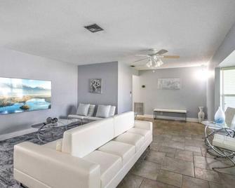 Beach Retreat Downtown Hot Tub - Delray Beach - Living room