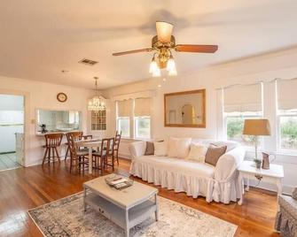 Ella's Vintage Cottage near Cajun field - Lafayette - Living room