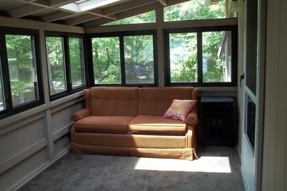 Sparkling Lake Vista privacy and 180 degree views await - Milford - Huiskamer