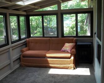 Sparkling Lake Vista privacy and 180 degree views await - Milford - Living room