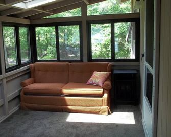 Sparkling Lake Vista privacy and 180 degree views await - Milford - Huiskamer