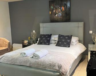 Country King and Bath - Axminster - Schlafzimmer