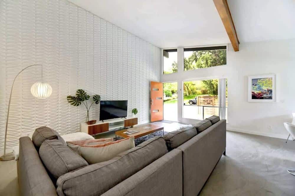 Soco Getaway | Mid-Century Style & Pet-Friendly - أوستن - غرفة معيشة