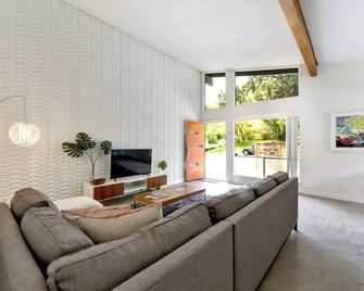 Soco Getaway | Mid-Century Style & Pet-Friendly - Austin - Living room