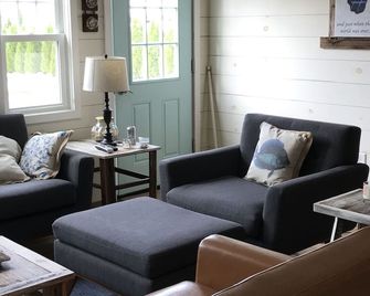 New Remodeled Bungalow!! Beautifully Decorated On Lagoon In A Great Location - Tuckerton - Sala de estar