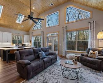 Peaceful Modern Chalet in Ellijay - Ellijay - Living room