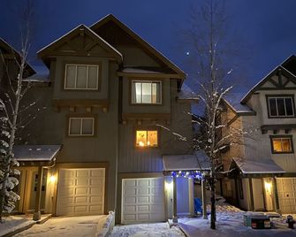 Fabulous Ski-in/out Renovated 3 Bdrm Upper Village Townhome with bdrm AC & den - Panorama - Edifício
