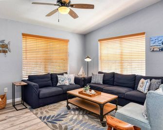 102 10th St. - Saint Augustine Beach - Living room