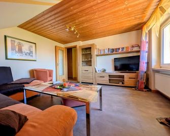 Affordable vacation apartment with sauna in a quiet location near the forest. 4 DTV - Bad Sooden-Allendorf - Huiskamer