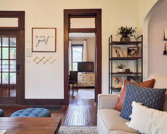 B-Town Bungalow Perfect for IU Parents Best Location - Bloomington - Living room