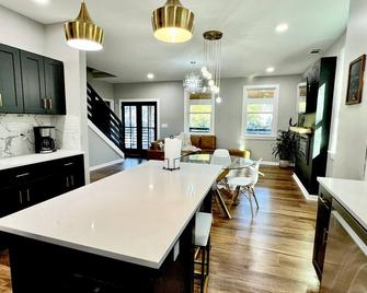 Epic Retreat at Mystic Falls 5 Bedrooms 3 Baths - Covington - Dining room