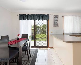 Welcome to Seascapes - Tin Can Bay - Sala de jantar