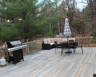 Charming 3-bedroom house with AC, WiFi, Sauna and Hot tub in fabulous Fryeburg - Fryeburg - Patio
