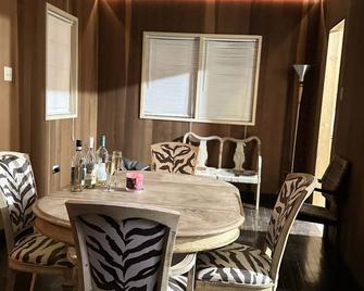 My cabin at the peak of Blue Mountain is nature’s finest retreat - Kingston - Ruokailuhuone