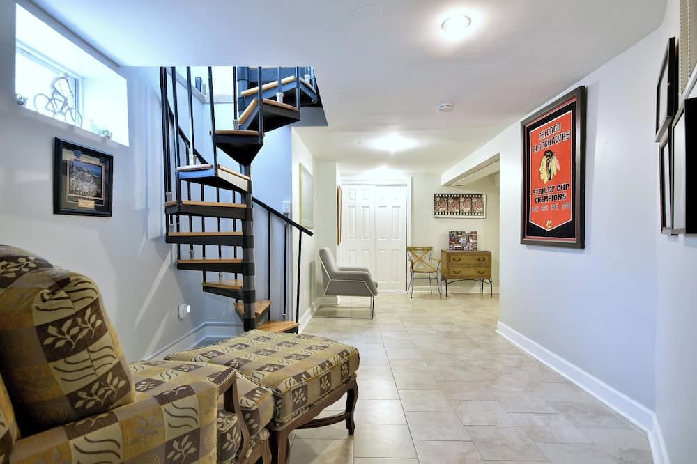 Other view of 5 bedroom with 5 beds and 2 bathrooms