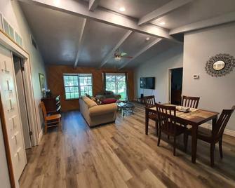Quiet and Cozy Residential Home - Cedar Park - Dining room