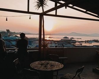 Sattahiptale Boutique Guesthouse & Hostel - Sattahip - Balcón