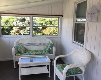 Cozy 2bdr Matunuck Beach Cottage - Wakefield - Living room