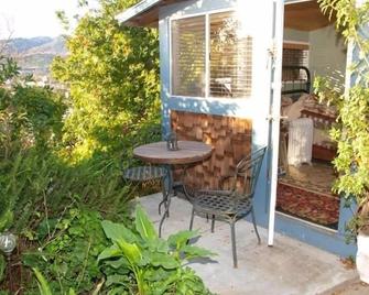 The Hummingbird Cottage, Treehouse & Garden - Ocean & Mountain Views - Ventura - Patio