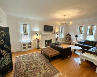 Hidden Gem Charles Town Harpers Ferry location - 찰스 타운 - 거실