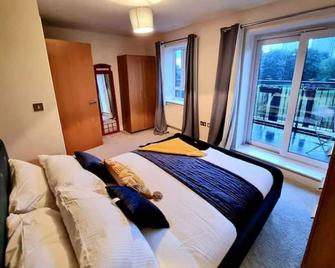 Luxury 2-Bedroom Service Apartment with Balcony - Manchester - Bedroom