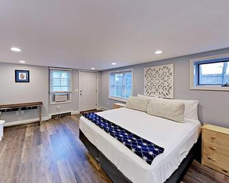 Relaxing Retreat with Firepit & Outdoor Shower - Near Atlantic & Cape Cod Bay - Dennis - Bedroom