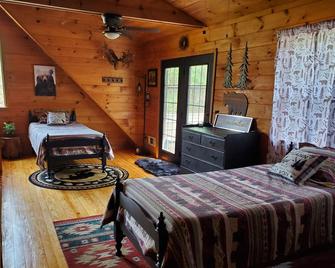 ʕ•ᴥ•ʔ Private Trout Pond on 7 acres - Honey's Hideaway - Ellijay - Bedroom