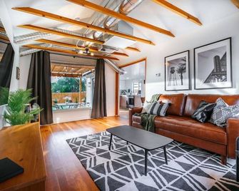 Palm · Bungalow at Palm w/ Fire pit + steps from Downtown - Gilbert - Living room