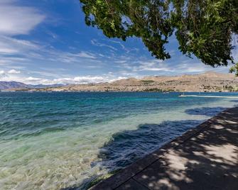 Lake and mountainview condo with washer/dryer & patio - close to town & water - Chelan - Playa