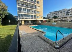 Spacious +7 Guest Beachfront Unit - Main Beach - Pool