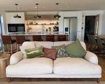 Still Waters - Luxury Lakeside Retreat with Hot Tub - Crossways