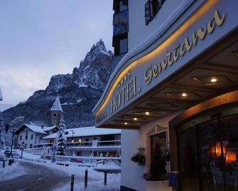 Hotel Enzian Genziana - Seis am Schlern - Building