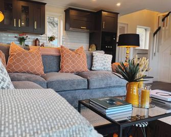 Gorgeous traditional stone one bedroom cottage; A haven of tranquility in Goleen - Goleen - Living room