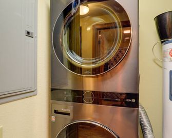 Beautiful Condo in the Mountain Air Community - Burnsville - Lavandería