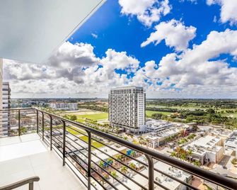 Doral 2BD Condo with Skyline Views and Fitness Center - Miami - Varanda