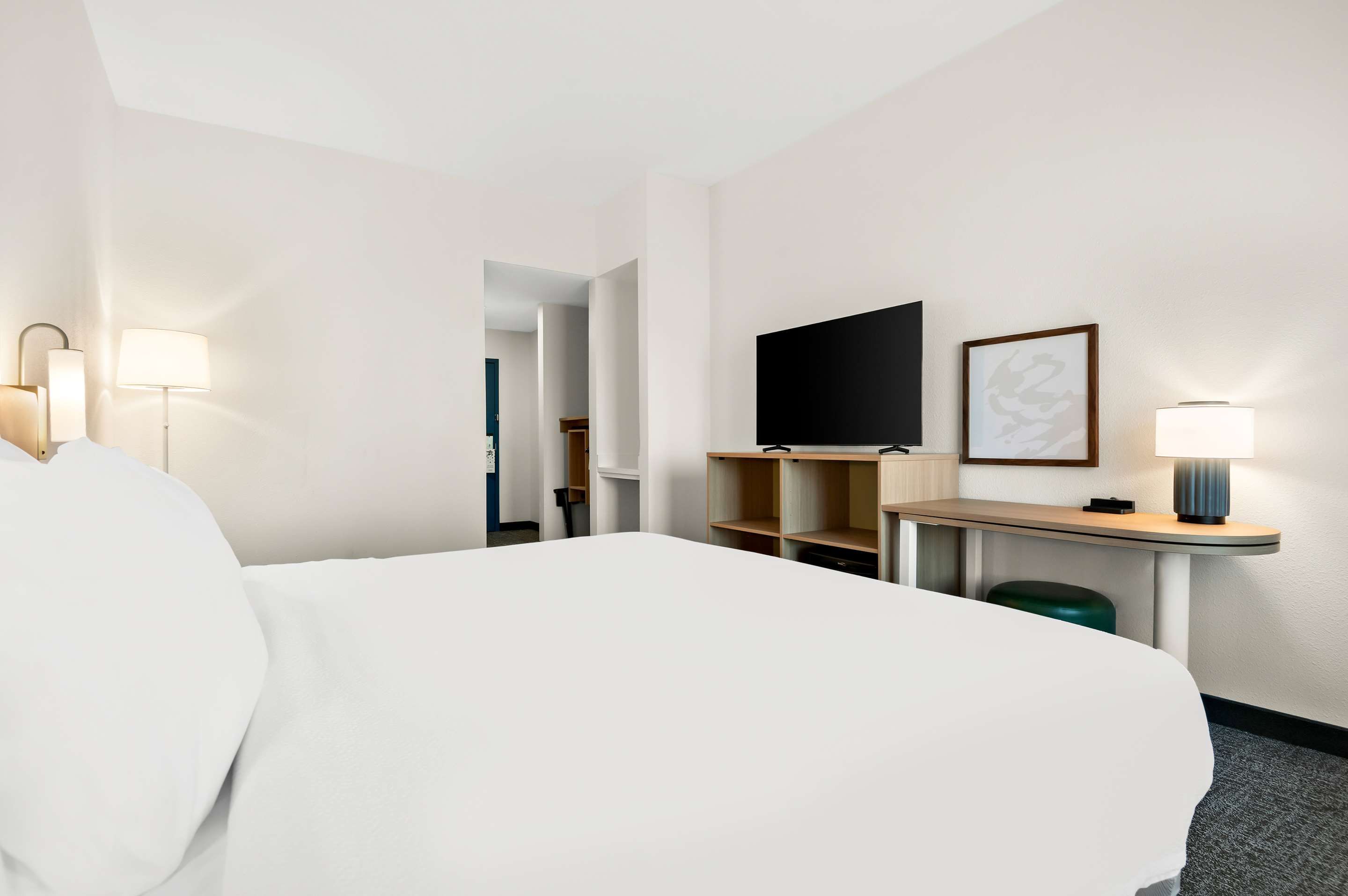 Bedroom view of Spark by Hilton Lancaster Dutch Country