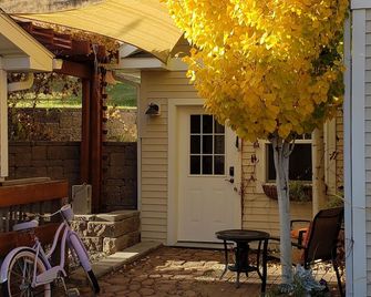 Beautiful 1 Bedroom Guest House (pet-free) - Helena - Innenhof