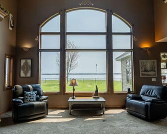 Harbor Point Retreat\nFamily-sized, Lakefront Retreat Home! Fenced-in backyard! - Gladstone - Sala de estar